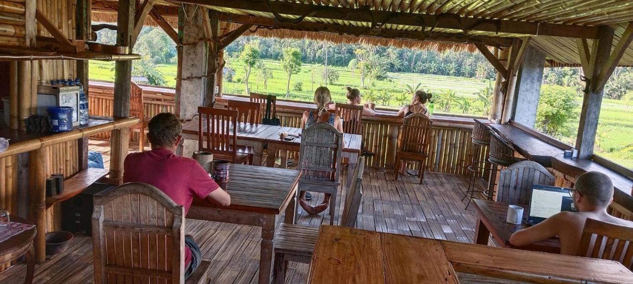 Amed Stop Inn Homestay, Rooftop Restaurant And Bar ภายนอก รูปภาพ