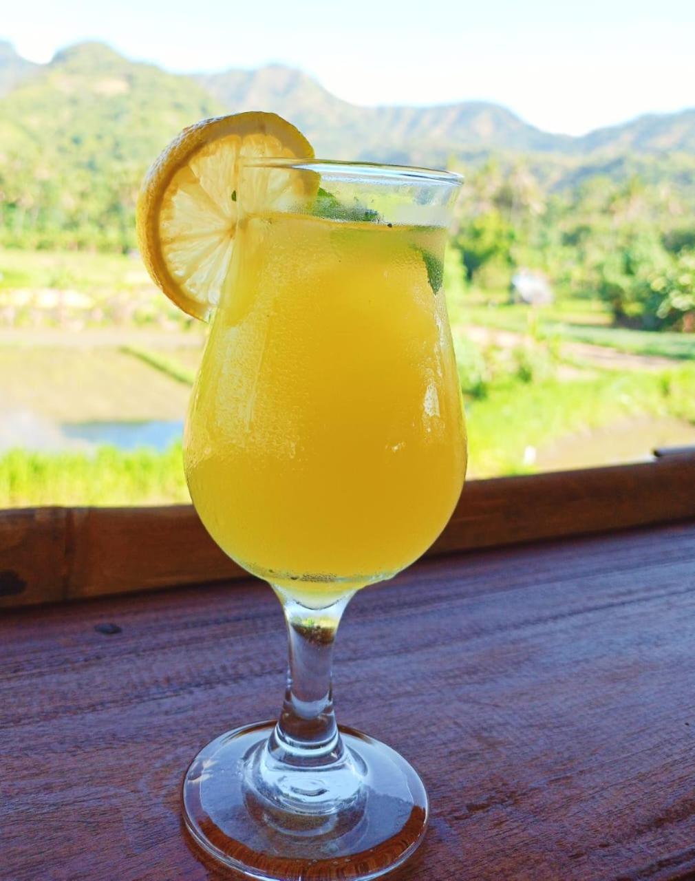 Amed Stop Inn Homestay, Rooftop Restaurant And Bar ภายนอก รูปภาพ